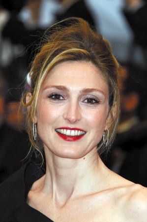 Photo d'archives de Julie Gayet (Source de photo: xinhuanet.com/chinanews.com) L'actrice Julie Gayet vient d'annoncer qu'elle ne sera pas présente aux César 2014 malgré sa nomination dans la catégorie de la meilleure actrice dans un second r?le. Elle fait récemment parler d'elle pour une affaire amoureuse avec le président fran?ais Fran?ois Hollande.