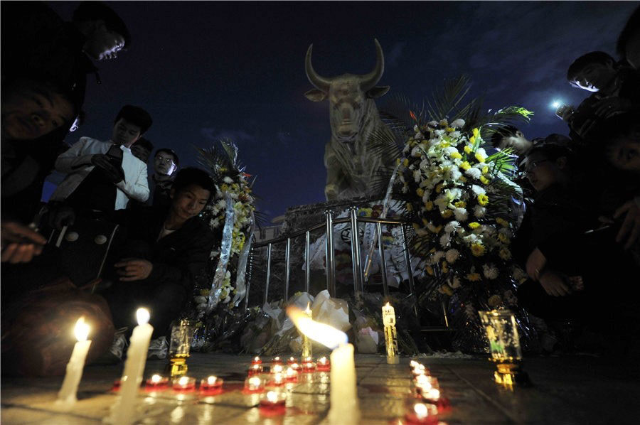 Des habitants rendent hommage aux personnes tuées lors de l'attaque terroriste de samedi sur l'esplanade Sud de la Gare de Kunming, le 2 mars 2014.