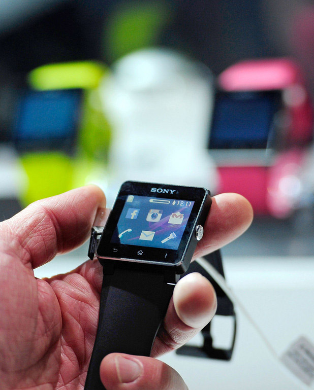 Le modèle de la SmartWatch 2 de Sony est présenté au Mobile World Congress, le plus grand salon mondial de la téléphonie mobile qui se déroule cette année à Barcelone (Espagne), le mardi 25 février 2014. [Phto/icpress.cn]