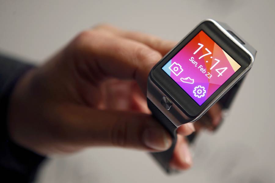 La nouvelle Samsung Gear 2 smartwatch est présentée à l'occasion du Mobile World Congress à Barcelone, le 23 Février 2014. Samsung Electronics a dévoilé les caractéristiques d'une nouvelle montre de fitness connectée à la dernière version de son smartphone Galaxy phare, montrant le champ de bataille de l'innovation se déplacer de la main au niveau du poignet. Cliché pris le 23 février. [Photo/agences]