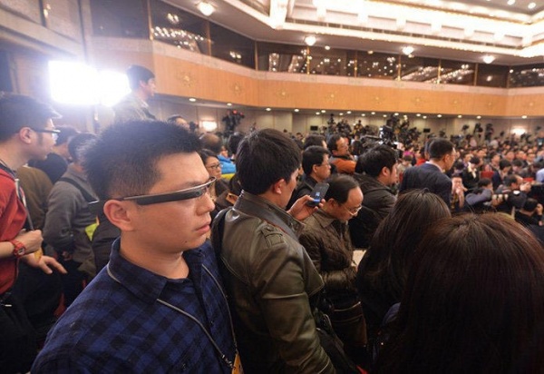 Le 2 mars, un journaliste du Quotidien du Peuple en ligne porte les lunettes Google lors d'une conférence de presse qui s'est tenue dans le Palais du Peuple à Beijing. 