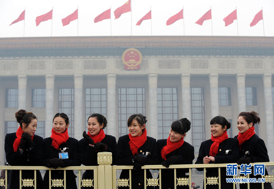 Lundi 3 mars, des h?tessess d'accueil de la 2ème session du 12e Comité National de la CCPPC en pleine conversation devant le Palais du Peuple à Beijing. (Xinhua/Chen Jingchao)