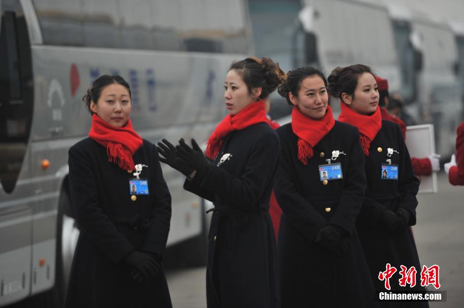 Le 3 mars, des h?tessess d'accueil de la 2ème session du 12e Comité National de la CCPPC devant le Palais du Peuple à Beijing. (CNS/ Jin Shuo)