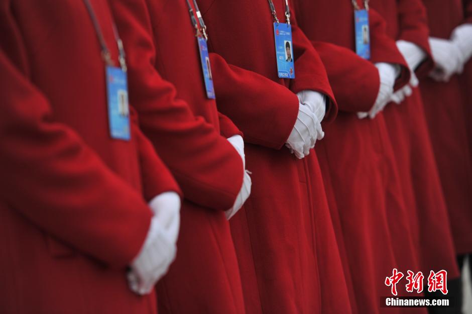 Le 3 mars, des h?tessess d'accueil de la 2ème session du 12e Comité National de la CCPPC en attente devant le Palais du Peuple à Beijing. (CNS/ Jin Shuo)