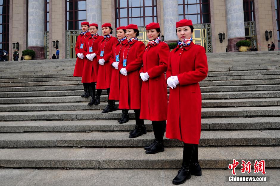 Lundi 3 mars, des h?tesses d'accueil de la 2ème session du 12e Comité National de la CCPPC sont alignées devant le Palais du Peuple à Beijing. (CNS/ Jin Shuo)