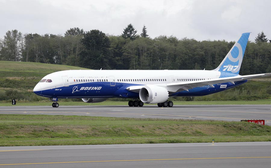 N°4 Le Boeing 787Ce modèle a apporté une grande fierté à Boeing. Ce fut un événement révolutionnaire quand cet avion a été instauré pour les vols commerciaux, principalement en raison de sa consommation de carburant. Boeing est également fier de sa création, car une grande partie du corps de l'appareil utilise des matériaux composites. Boeing 787 est parmi les avions couramment achetés par les compagnies aériennes exploitant des lignes internationales. Sa grande capacité et son ingénierie intelligente, restent une excellente option.