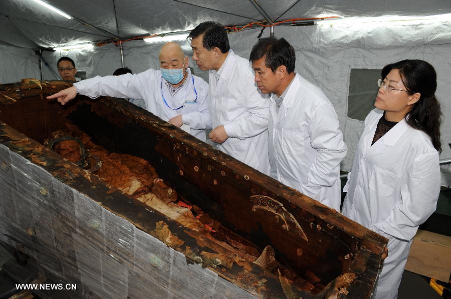 Des archéologues découvrent l'intérieur d'un cercueil déterré, ouvert au musée de la ligue de Xilin Gol, dans la région autonome de Mongolie intérieure au nord de la Chine, le 8 mars 2014.