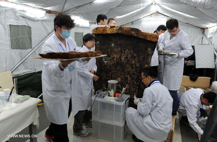 Les archéologues s'affairent autour de la découverte d'un tombeau, venant d'être ouvert au musée de la ligue de Xilin Gol, dans la région autonome de Mongolie intérieure au nord de la Chine, le 7 Mars 2014.