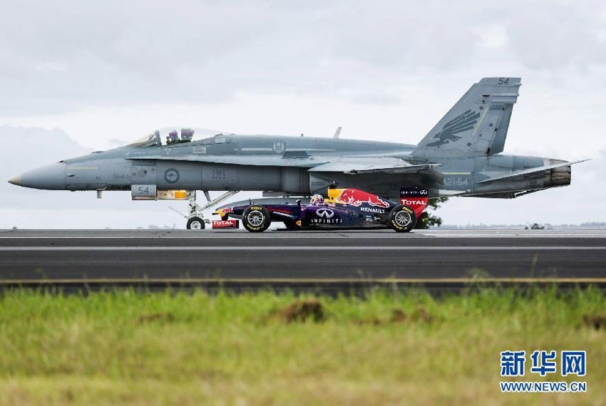 Une voiture de Formule 1 battue à la course par un avion de chasse (2)