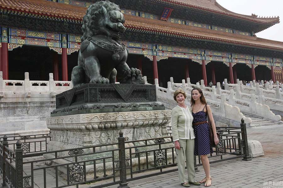 Le 8 ao?t 2008, la premère dame américaine d'alors Laura Bush et sa fille visitent la Cité interdite lors de la visite d'Etat de son mari George W. Bush en Chine pour participer à la cérémonie d'ouverture des JO de 2008.