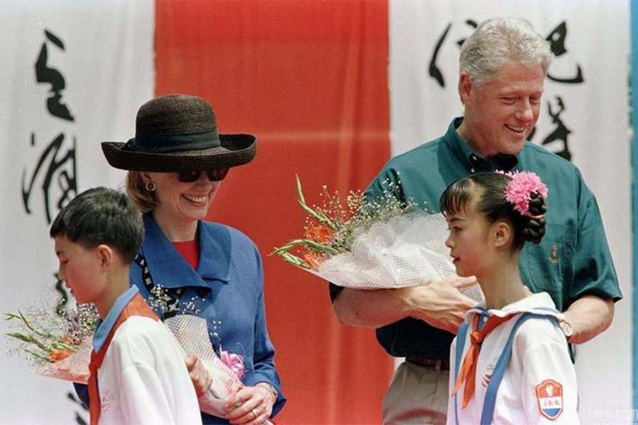 Le 26 juin 1998, le président américain d'alors Bill Clinton et son épouse Hillary re?oivent des bouquets de fleurs des élèves d'une école à Xi'an.