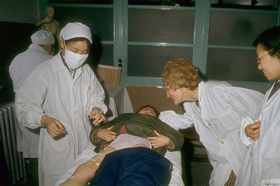 En 1972, lors de la visite de son mari Richard Nixon en Chine, Pat Nixon au chevet d'un enfant malade dans un h?pital à Beijing.