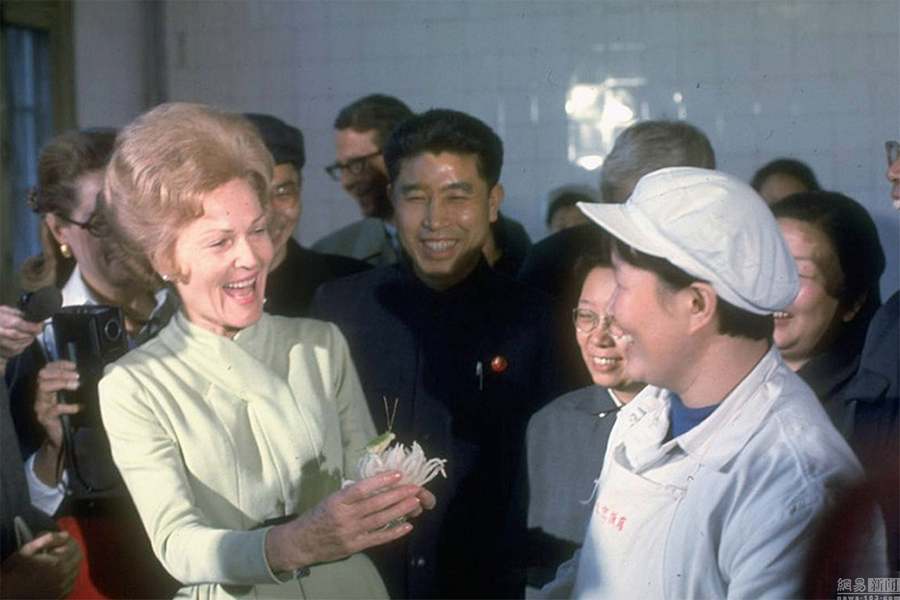 En 1972, lors de la visite de son mari Richard Nixon en Chine, Pat Nixon visite la cuisine de l'H?tel de Beijing. 