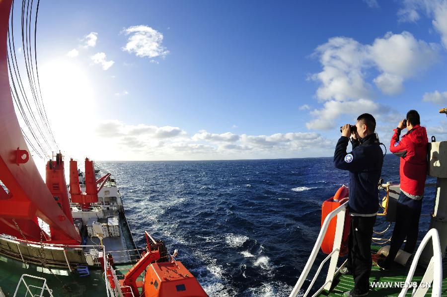 Un avion et un brise-glace chinois arrivent à la zone cible pour rechercher l'avion malaisien disparu (4)