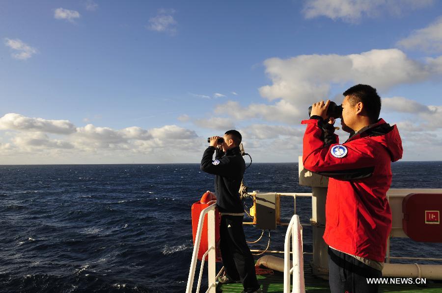 Un avion et un brise-glace chinois arrivent à la zone cible pour rechercher l'avion malaisien disparu