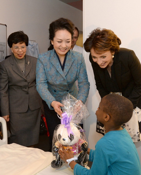 Visite de Peng Liyuan à l'h?pital Necker à Paris (2)