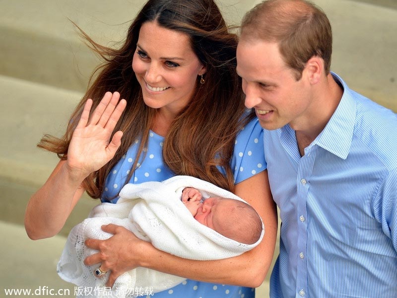 Le prince William et son épouse Kate, Duchesse de Cambridge apparaissent avec leur bébé, à l'extérieur de l'aile Lindo de l'h?pital St Mary, dans le centre de Londres, le 23 juillet 2013.