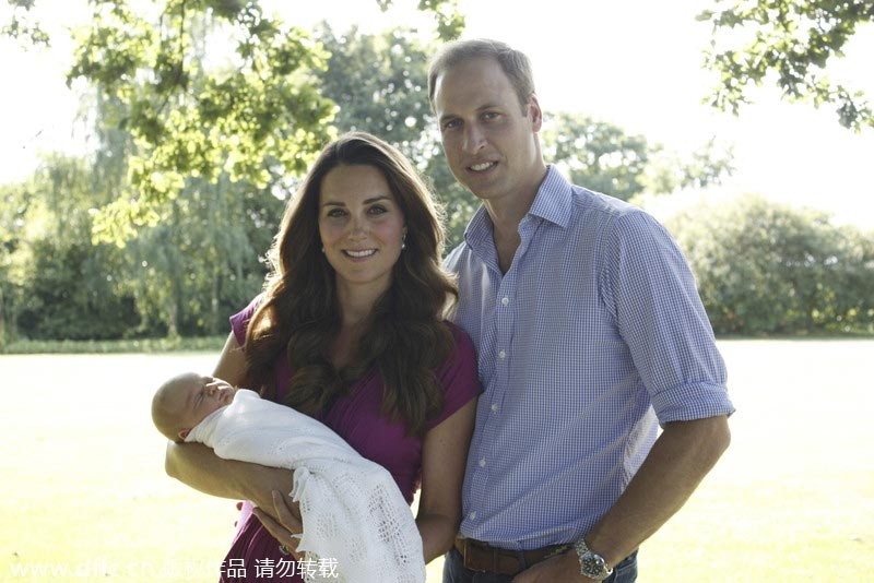 Le Prince William et son épouse Kate, Duchesse de Cambridge, posent dans le jardin de la maison de famille Middleton à Bucklebury, dans le Sud de l'Angleterre, avec leur fils le Prince George, dans cette photo non datée publiée a Londres le 19 ao?t 2013.