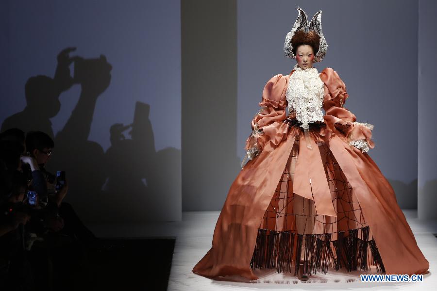 Un mannequin présente une création du styliste Hu Sheguang lors de la semaine de la mode internationale de Chine à Beijing, le 30 mars 2014.