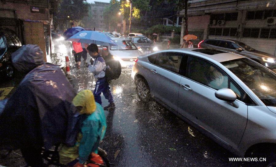 Chine : la pluie provoque des glissements de terrain et des retards de vols dans le sud