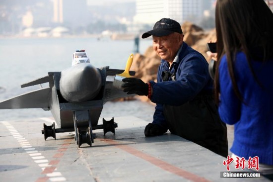 Qingdao : une personne agée construit un mini porte-avions 