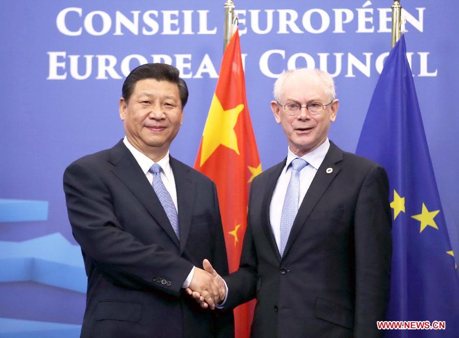 Le président chinois Xi Jinping rencontre avec le président du Conseil européen Herman Van Rompuy et appelle à forger un important partenariat en quatre volets que sont la paix, la croissance, la réforme et la civilisation entre la Chine et l'Union européenne (UE), à Bruxelles, le 31 mars 2014.