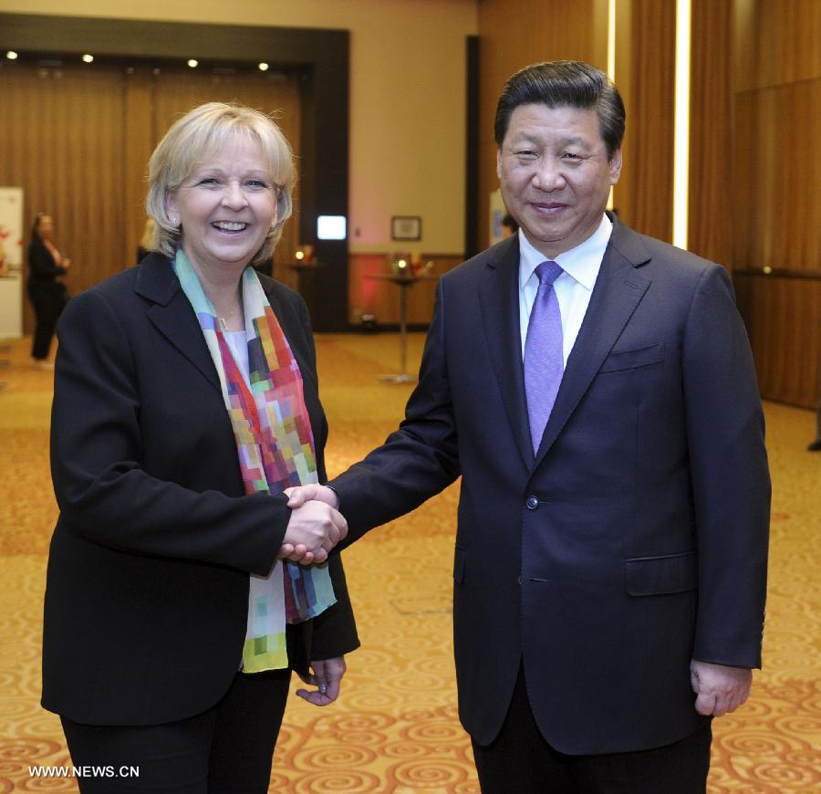 Le président chinois Xi Jinping rencontre Hannelore Kraft, la ministre-présidente du Land allemand de Rhénanie-du-Nord-Westphalie (RNW), à Düsseldorf, le 29 mars 2014.