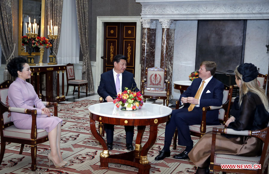 Le président chinois Xi Jinping a rencontré le roi des Pays-Bas Willem-Alexander à Amsterdam, promettant de développer davantage les liens entre les deux pays, le 22 mars 2014.