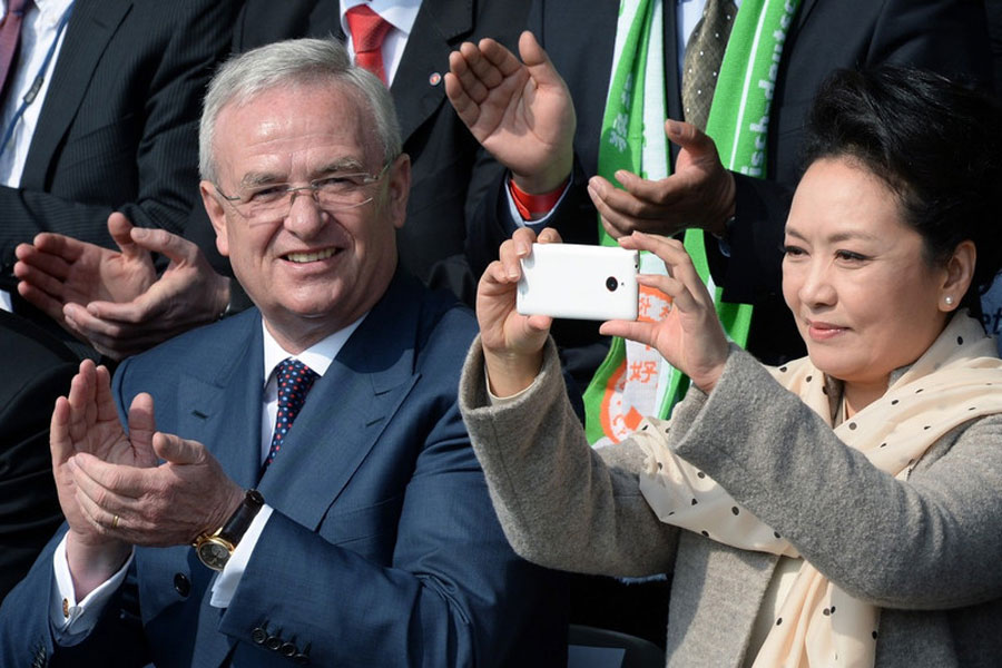 La première dame de Chine Peng Liyuan prend des photos avec un smartphone de fabrication chinoise. Le Nubia Z5 Mini de Peng Liyuan, un bijou de technologie fabriquée par ZTE Corp, basée à Shenzhen dans le Guangdong, est équipé d'un rare appareil photo de 13 méga-pixels avec des fonctionnalités comme la prise d'images panoramiques. [Photo / China Daily]