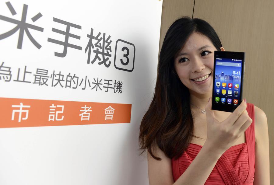 Un mannequin montre un smartphone Xiaomi Mi3 lors d'une conférence de presse à Taipei, à Ta?wan, dans le Sud-Est de la Chine, le 20 février 2014. [Photo / Xinhua]