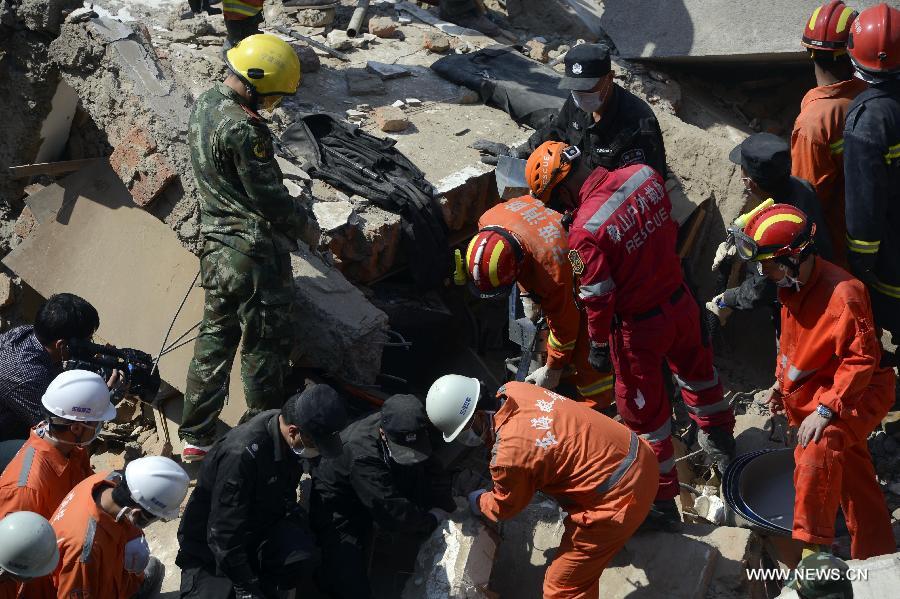 Effondrement d'un batiment résidentiel dans l'est de la Chine, une mort (2)