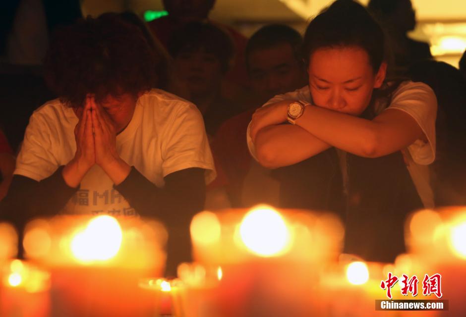 Beijing : les familles des passagers du vol MH370 continuent de prier (8)