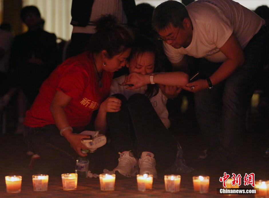 Beijing : les familles des passagers du vol MH370 continuent de prier (4)