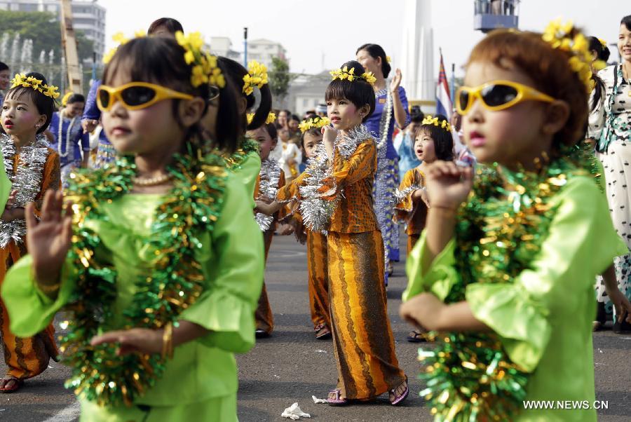 Le festival de l'eau commence au Myanmar (4)