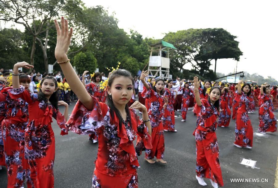 Le festival de l'eau commence au Myanmar (3)