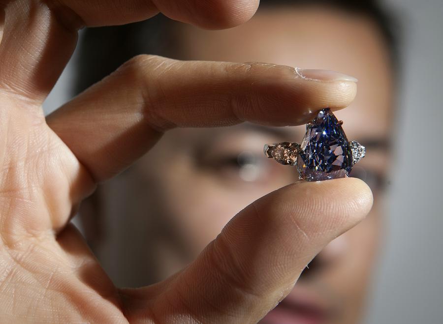 Rahul Kadakia, le responsable des bijoux pour la vente aux enchères de Christie's a présenté le diamant bleu à New York, le 11 avril 2014. Christie's poposera le plus grand diamant fancy vivid blue, jamais apparu sur le marché des enchères. Son prix a été fixé de 21 à 25 millions de dollars et sera le point culminant d'une prochaine vente de Joyaux à Genève.