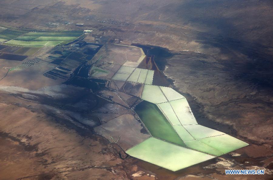 Photo prise le 14 avril 2014 montrant le paysage d'un lac salé dans le bassin du Qaidam, dans la province du Qinghai (nord-ouest de la Chine)