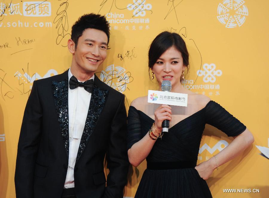 L'acteur chinois Huang Xiaoming (gauche) et l'actrice sud-coréenne Song Hye-gyo