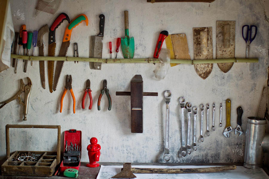 Cette image montre les outils que Tang Guanhua et sa femme Xing Zhen utilisent dans leur maison (qu'ils ont appelé " le Lab en autosuffisance") mettant l'accent sur une totale autonomie et sur la création d'un mode de vie idyllique.[Photo/qq.com]