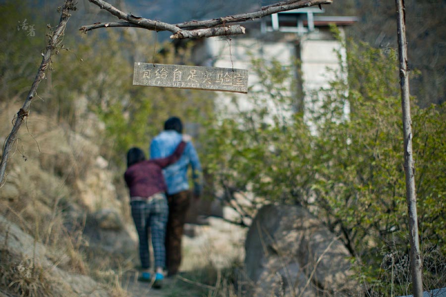 Le "Lab en autosuffisance", la maison de Tang Guanhua et sa femme Xing Zhen , est une maison rénovée en briques dans un village de montagne de la région de Qingdao, la province du Shandong. Le couple cultive leurs propres légumes et con?oivent leurs propres vêtements.[Photo/qq.com]