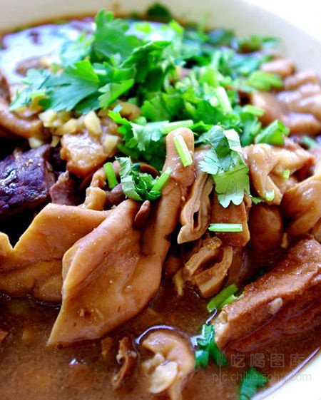 Le luzhu (gateau de farine de blé cuit dans un bouillon à la viande) est constitué de gateaux de farine de blé et de morceaux de tofu triangulaires, auxquels on ajoute des morceaux d'intestins et de poumons de porc, puis une cuillère du bouillon de cuisson, de l'ail, de l'huile de piment, du tofu fermenté et de la ciboulette.