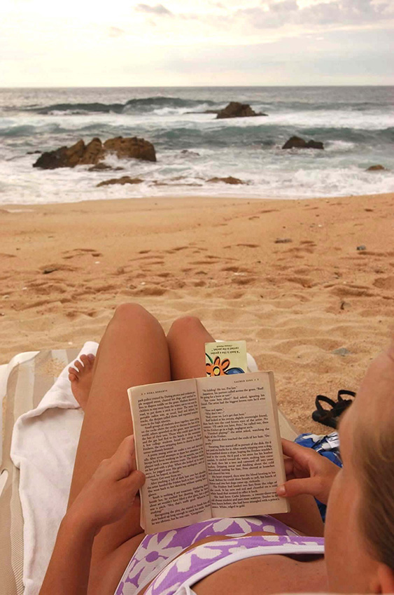 Le 7 septembre 2002, une touriste bouquine sur la plage Los Cabos au Mexique. (Photo : Xinhua/Li Qihua)