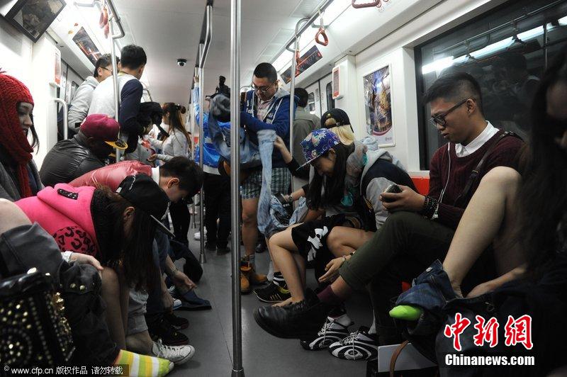 Dans le métro de Harbin, on tombe le pantalon contre les émissions de carbone (2)