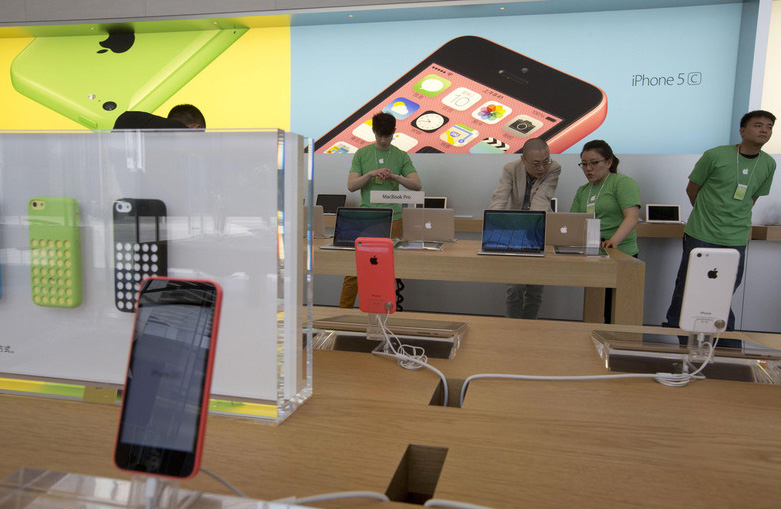 Un client re?oit de l'aide pour les produits dans une boutique d'Apple à Beijing, en Chine, le mardi 22 avril 2014.