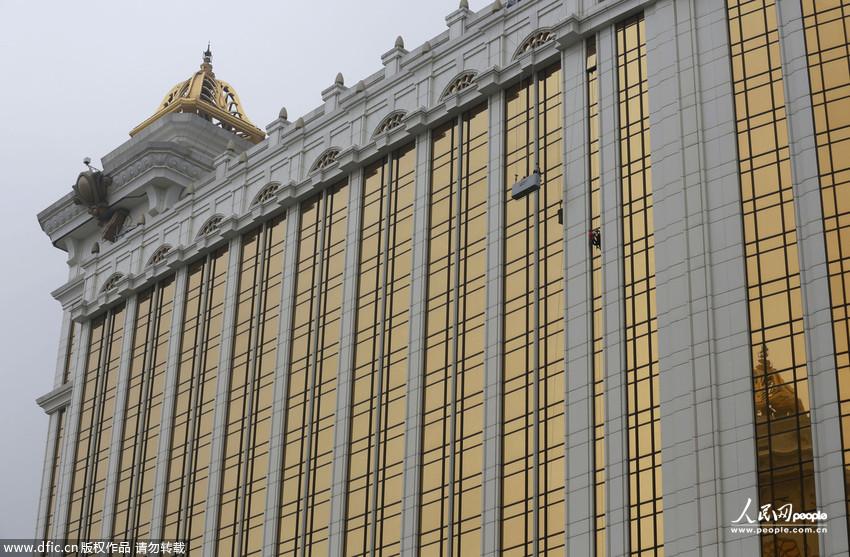 Mercredi 23 avril, Alain Robert, celui qu'on surnomme le Spiderman fran?ais, est parvenu à escalader à mains nues l'h?tel Galaxy à Macao. (Photo : Xinhua/Zhang Jinjia)