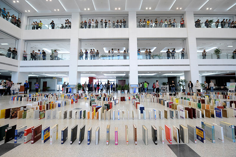 Lors de la Journée mondiale du livre qui tombait cette année le 23 avril, l'Université d'aéronautique et d'astronautique de Nanjing a fait tomber un domino géant de livres pour célébrer la fête de la lecture. (Photo : Xinhua/Sun Can)