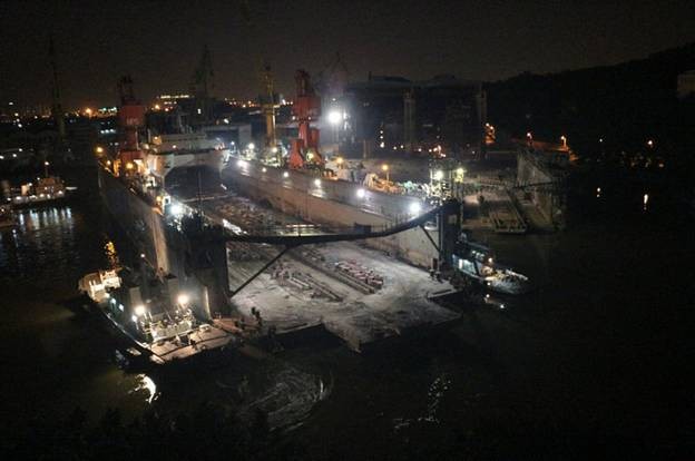 Lancement nocturne d'un catamaran militaire de conception chinoise (7)