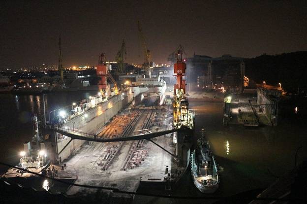 Lancement nocturne d'un catamaran militaire de conception chinoise (4)