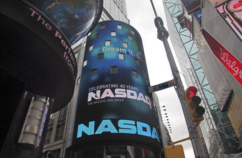 N° 2 : Le Nasdaq OMX Sa capitalisation boursière a atteint 6 084,97 milliards de Dollars US en 2013. Le Nasdaq OMX exploite 24 marchés, trois chambres de compensation et cinq dépositaires centraux de titres. Le Nasdaq opère dans des domaines comme les actions, les options, les titres à revenu fixe, les dérivés, les matières premières, les contrats à terme et les produits structurés, etc.