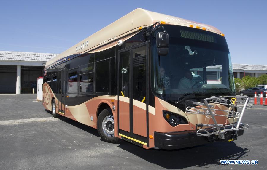 BYD dévoile le premier bus électrique de fabrication américaine construit dans son usine de Lancaster, en Californie, aux états-Unis, le 28 avril 2014. BYD a dévoilé son premier bus électrique zéro émission à long rayon d'action de fabrication américaine lors d'une cérémonie qui s'est tenue lundi à Lancaster. [Photo / Xinhua]